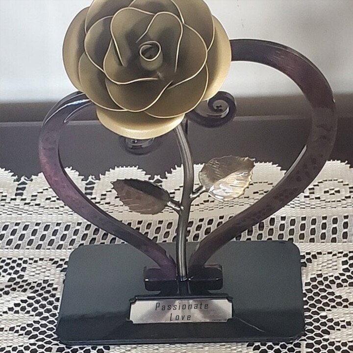 hambort™-Iron Red Metal Rose with Heart-Shaped Stand.