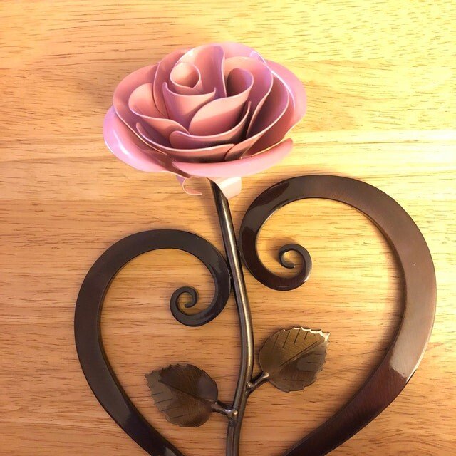 hambort™-Iron Red Metal Rose with Heart-Shaped Stand.